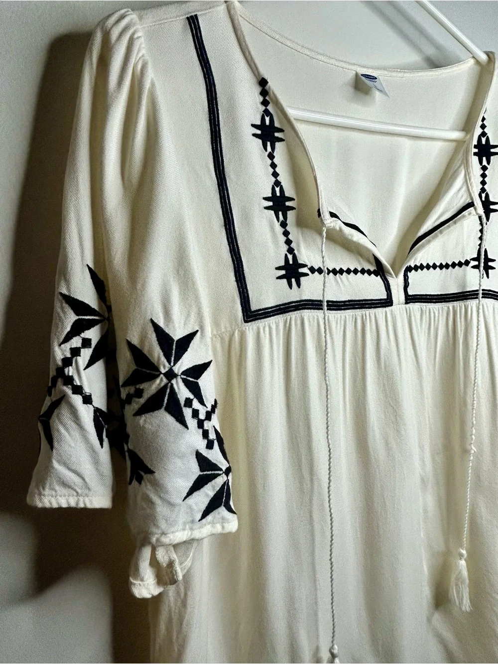 Y2K Peasant Blouse White w Black Boho Embroidery Flutter Sleeves & Tassel Ties L